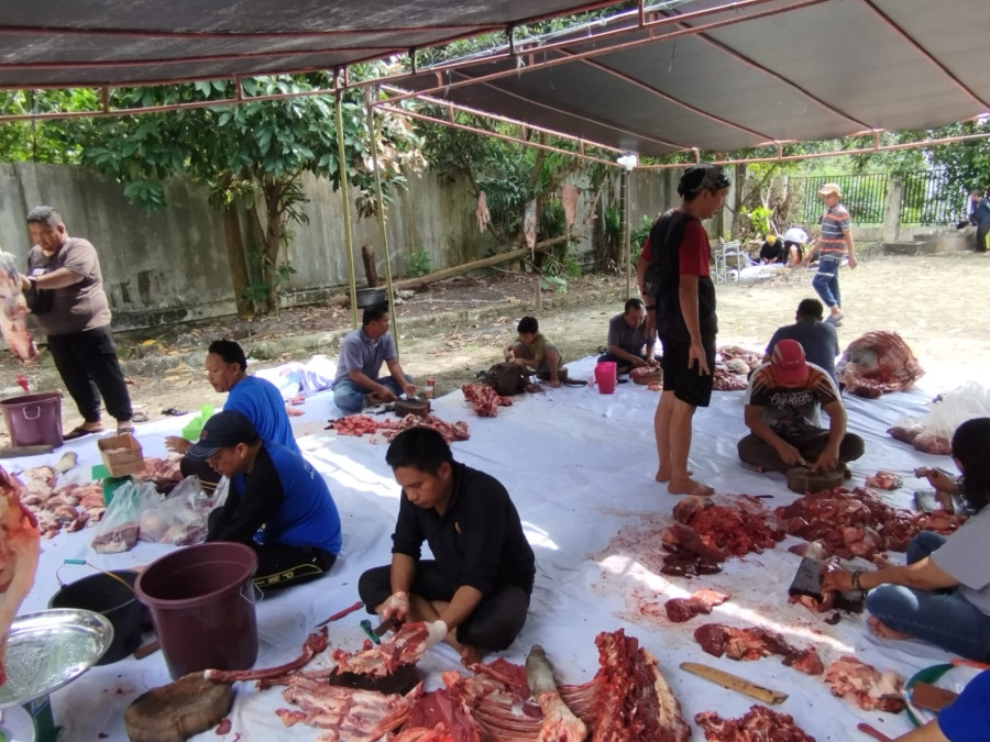 PWI Riau Bagikan Ratusan Kantong Daging Kurban ke Anggota dan Masyarakat Umum