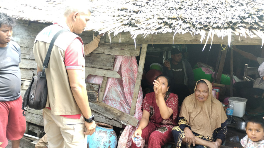 BPBD Inhil Evakuasi Korban Longsor di Tanah Merah