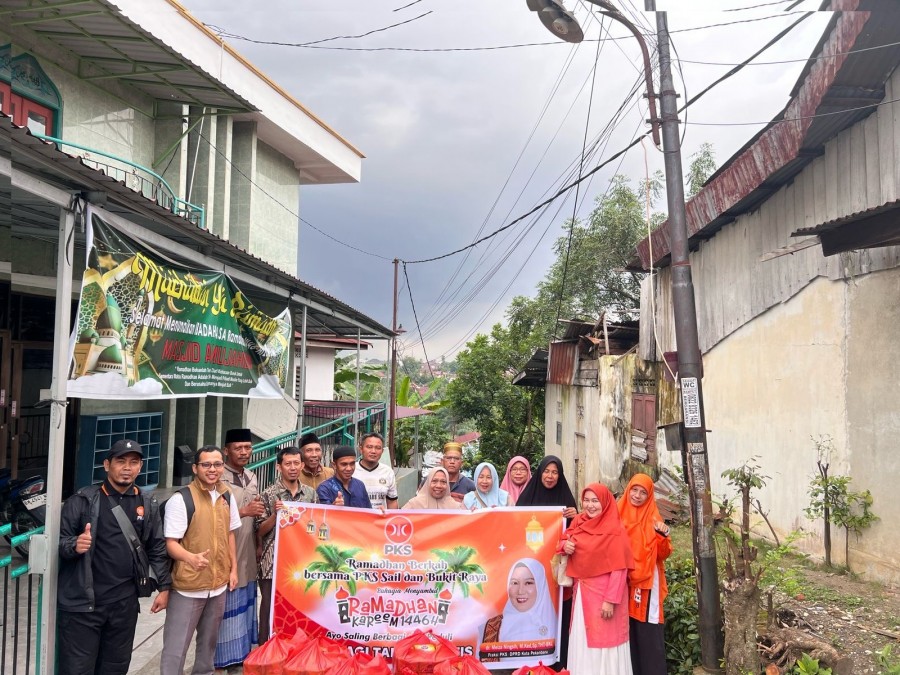 Bantu Korban Banjir Sail, dr Meiza Ningsih Bagikan Takjil dan Makanan Buka Puasa