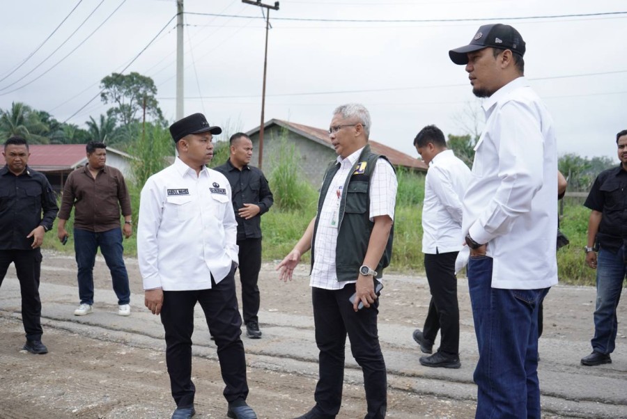 Gubernur Abdul Wahid Libatkan Perusahaan Tuntaskan Perbaikan Jalan Kelayang Inhu