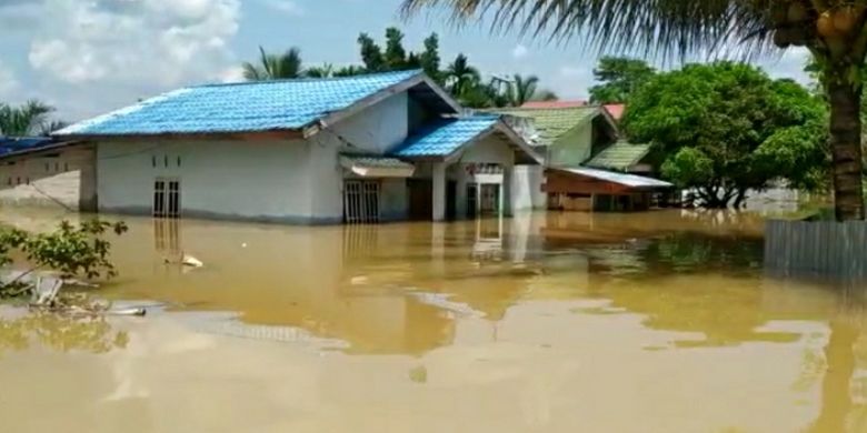 Satu Rumah Hanyut, Ratusan Terendam Banjir Luapan Sungai Kinutan