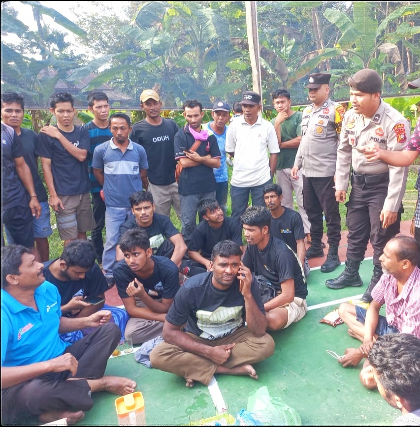 Dihantam Ombak, 21 WNA Bangladesh Terdampar di Pantai Beting Beras Meranti