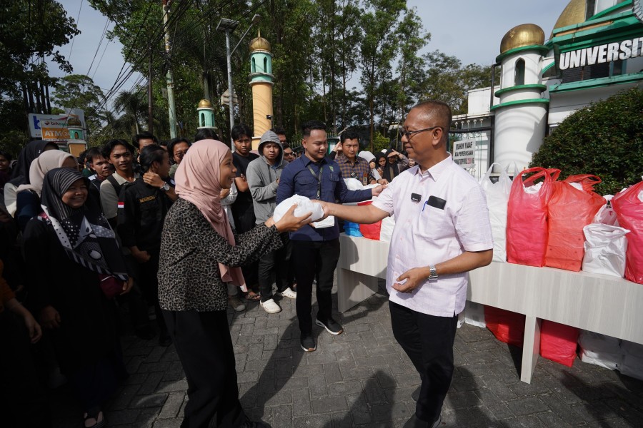 Universitas Islam Riau Bagikan 1.100 Takjil dan 1.000 Paket Berbuka Puasa