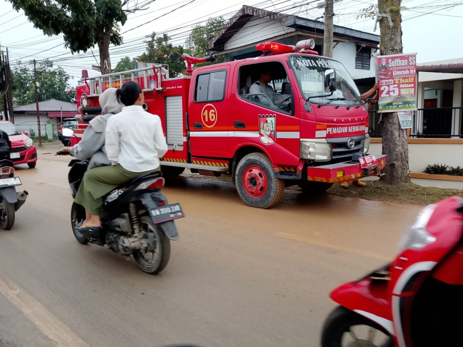 Jalan Tengku Bey Licin Akibat Tanah Timbun, Dua Pengendara Jatuh