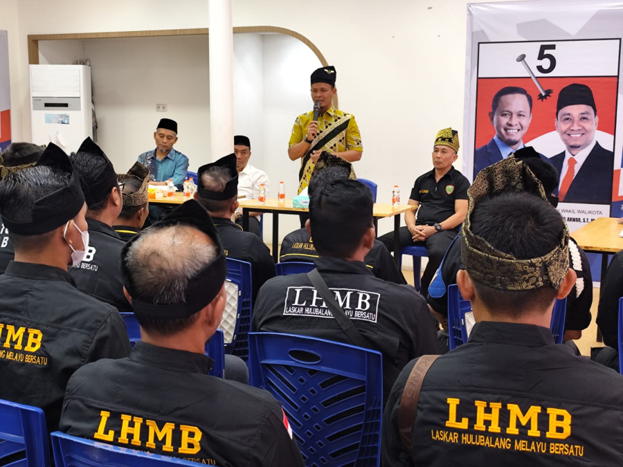 Dipasangkan Tanjak Kehormatan, LHMB Siap Menangkan Paslon AMAn