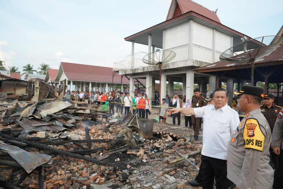 Kunjungi Korban Kebakaran di Rohul, Pj Gubri Beri Bantuan Uang Tunai dan Sembako