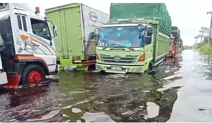 Banjir Kian Parah di Jalintim Pelalawan, Sedan dan Motor Dilarang Melintas