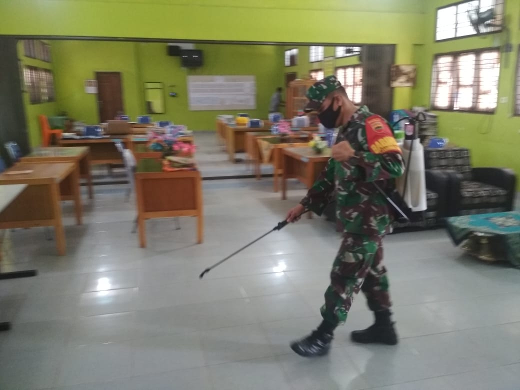 Perang Lawan corona, Koramil 01/Rumbai Semprot  SMAN 13 dan SMKN 7 dengan Disinfektan